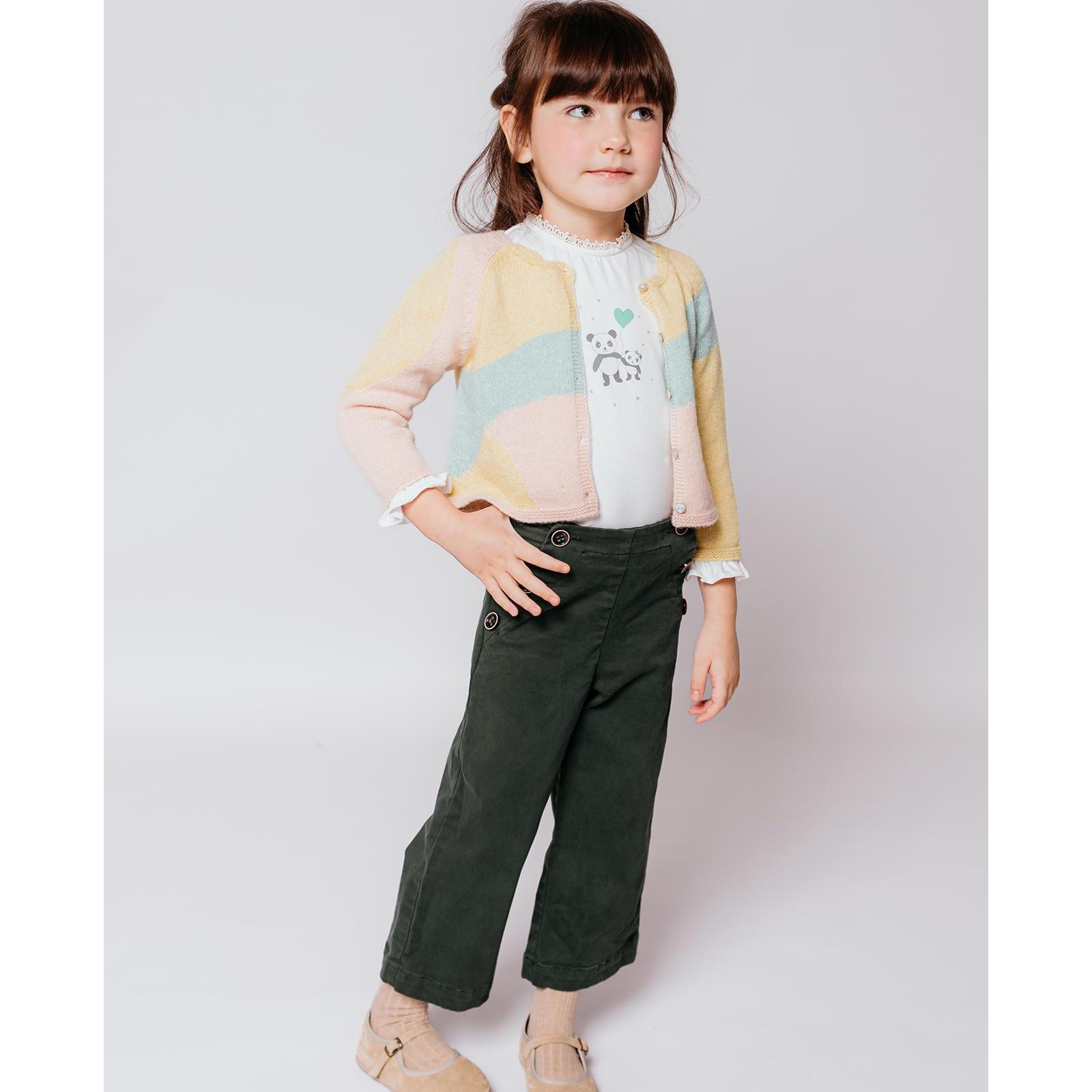 Pantalón de sarga verde con botones beige