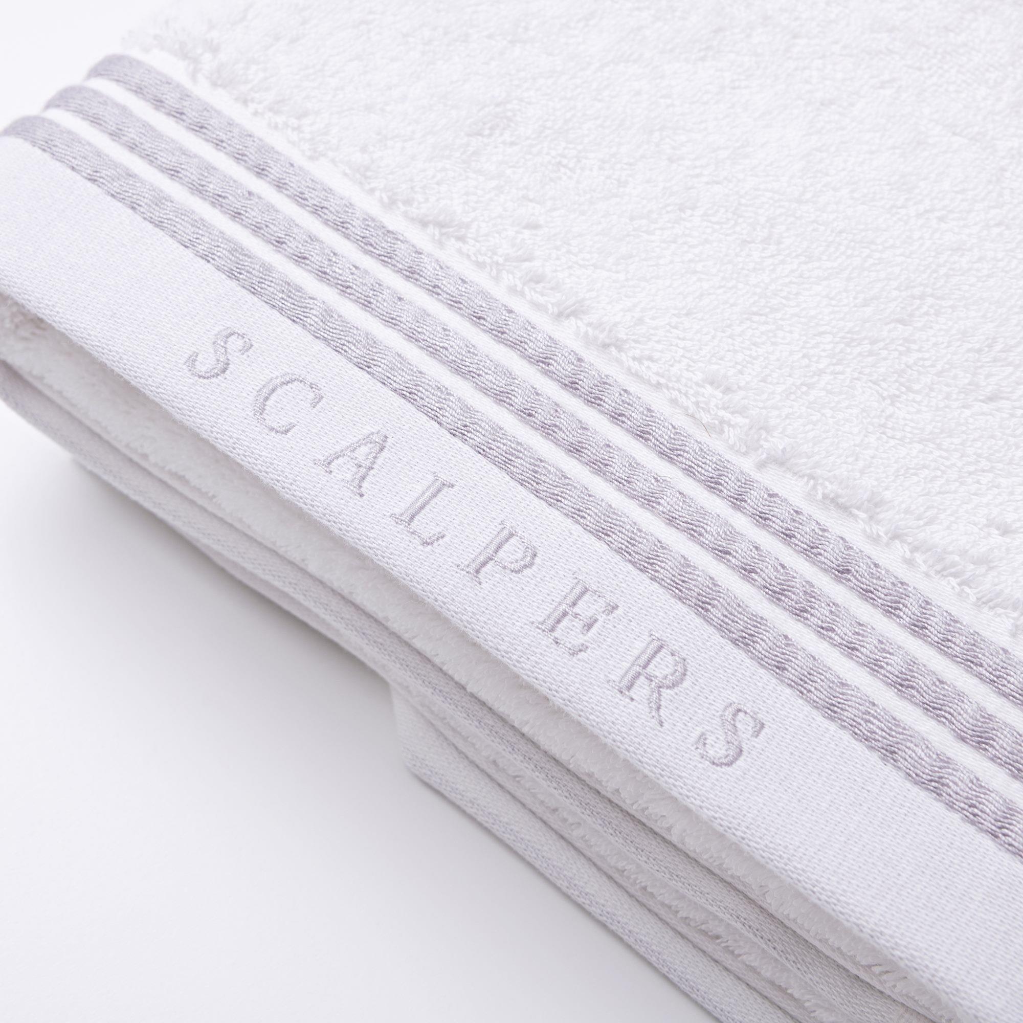 Set 6 toallas baño (2x tocador 30x50cm + 2x manos 50x90cm + 2x baño 70x140cm) 450gsm en algodón blanco con gris scalpers home