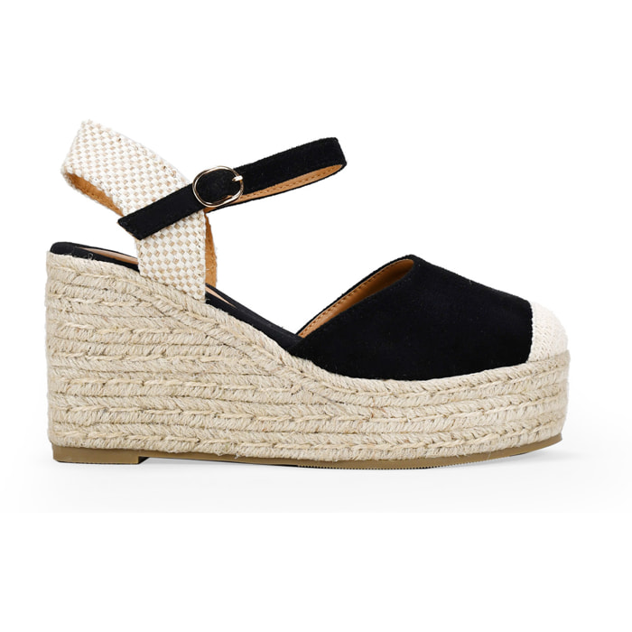 Alpargatas negras con pulsera y cuña de esparto