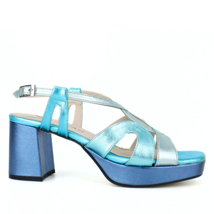 Sandalia tonos azules y plata con plataforma. Tacón 6,5 cm