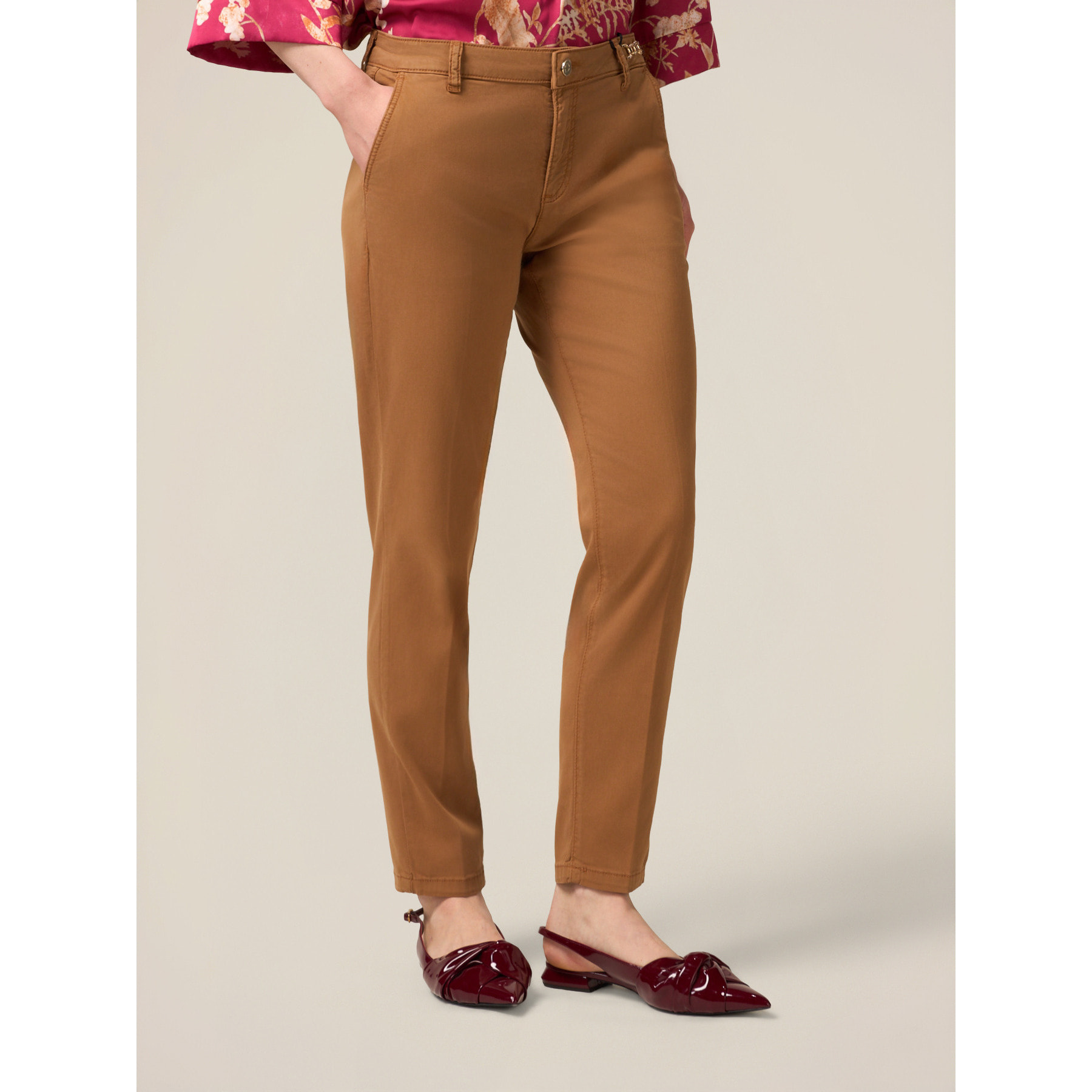 Oltre - Pantalones chinos con cadena decorativa - Marrón