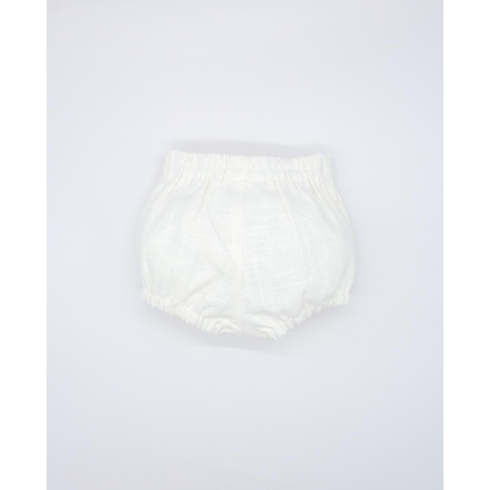 Bermuda de lino blanco. Con botones en el centro, goma en la cintura y en las piernas.