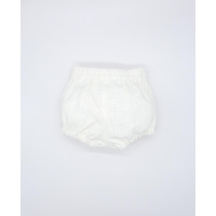 Bermuda de lino blanco. Con botones en el centro, goma en la cintura y en las piernas.