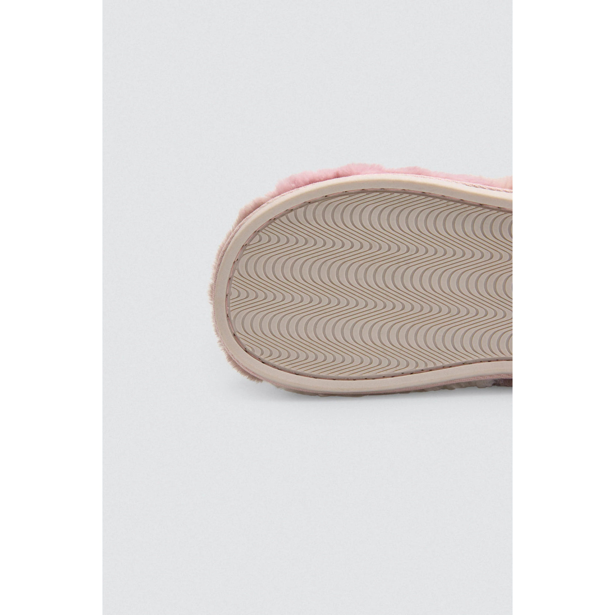 Pantofole da casa con texture e colori contrastanti