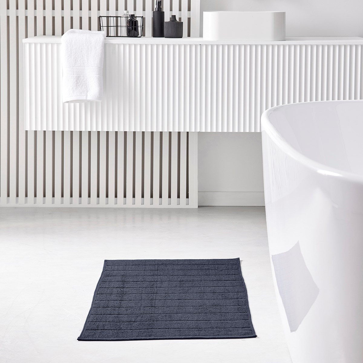 Tapis de bain uni ESSENTIAL bleu marine