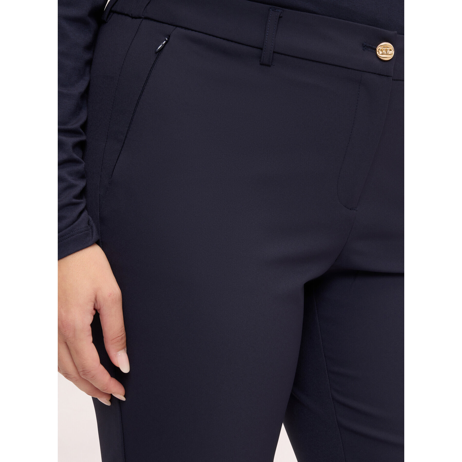 Fiorella Rubino - Pantalón regular con botón joya - Azul