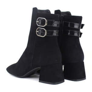 Botinen negro con adorno de hebillas. Tacón de 6 cm