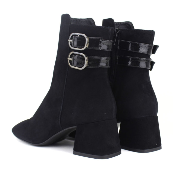 Botinen negro con adorno de hebillas. Tacón de 6 cm