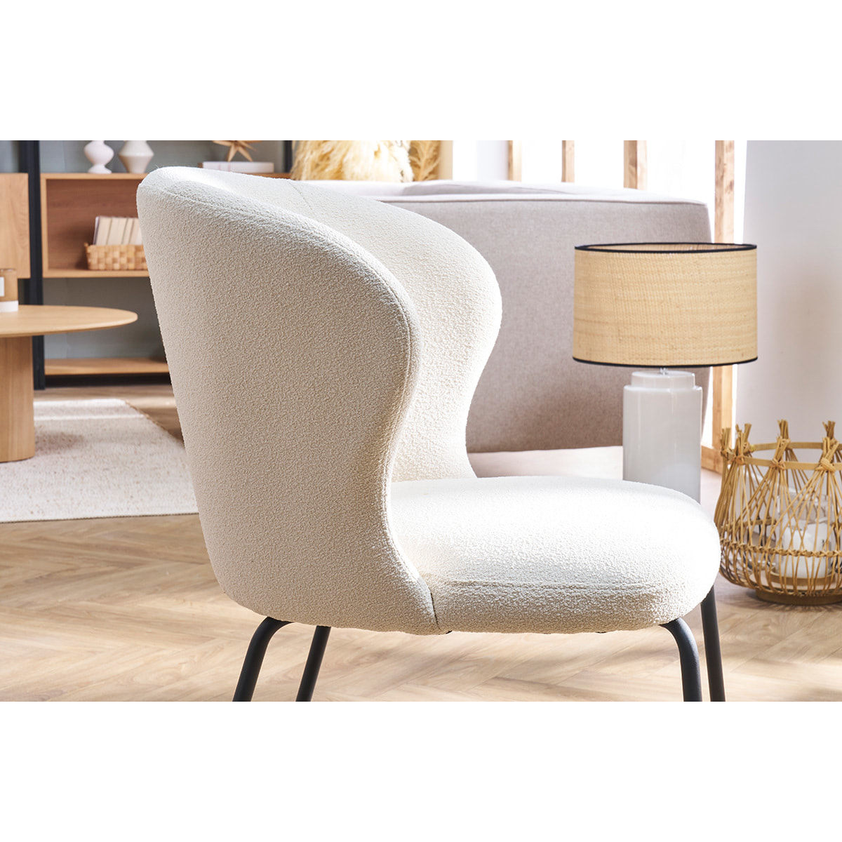 Chaise design blanche en tissu effet laine bouclée et métal noir YDA