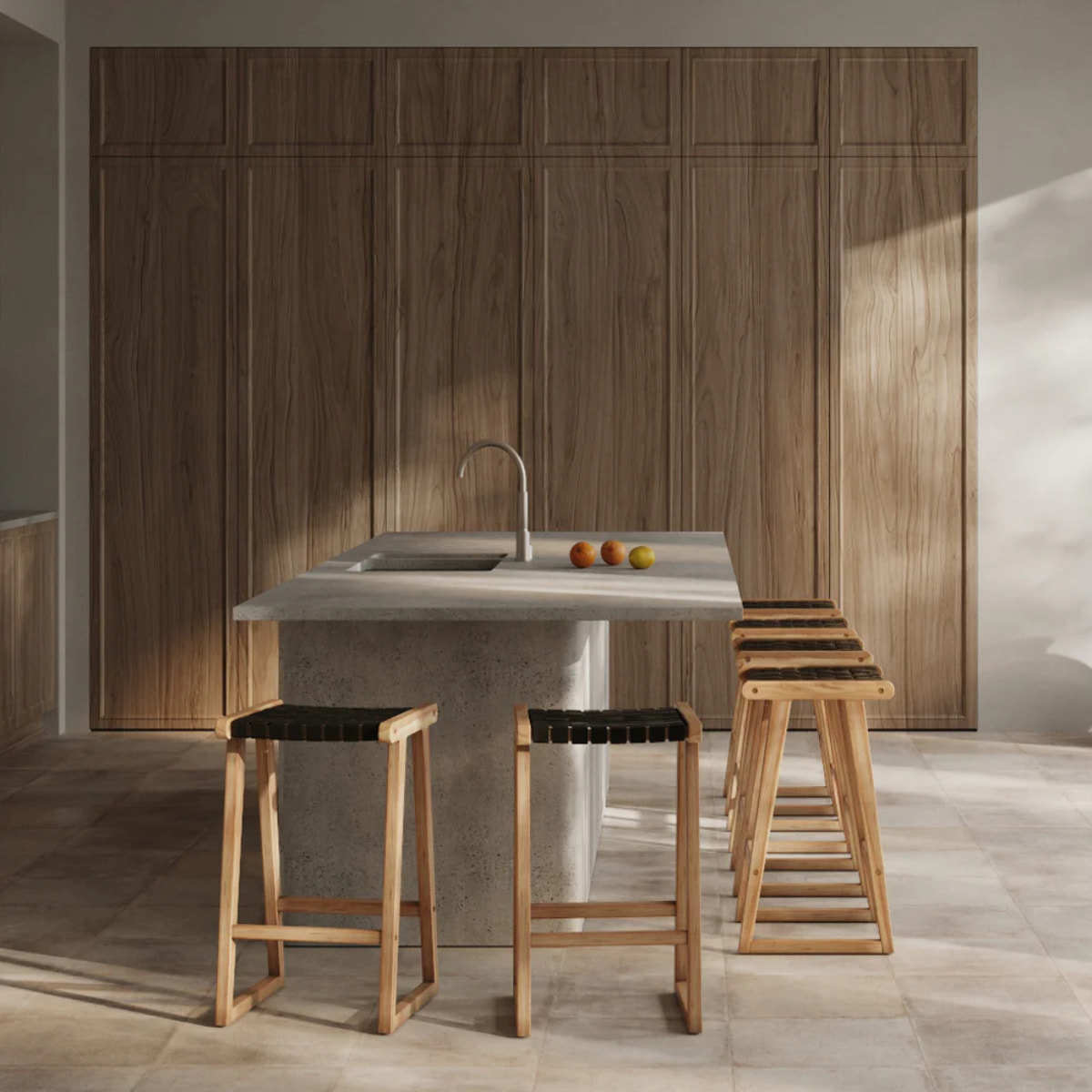 Tabouret pour îlot central 65 cm en teck et cuir tressé noir - Yuma