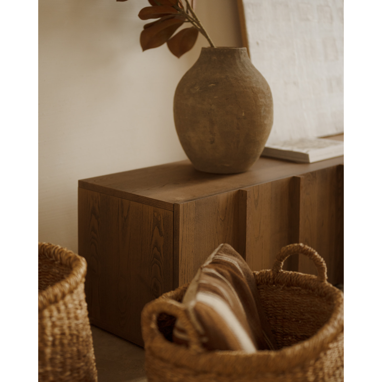 Mueble TV de chapa de fresno natural con listones en tono avellana en varias medidas