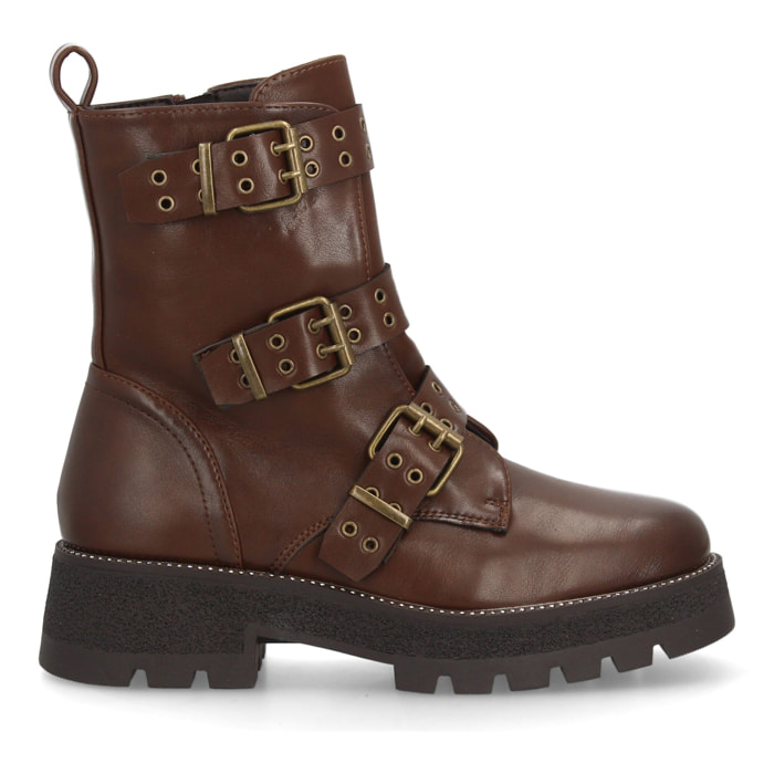 Bota militar con hebillas y tachuelas decorativas