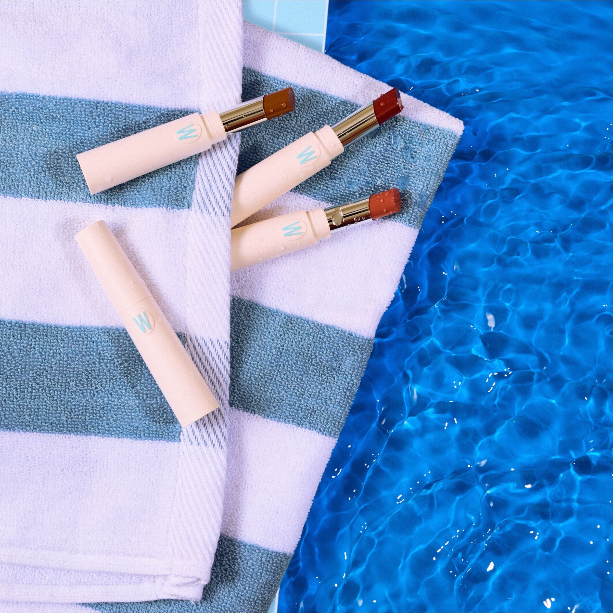 SUNKISS SHINY LIPSTICK Rossetto dal finish brillante.