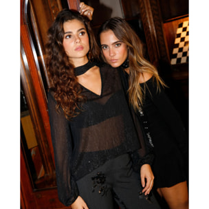 Blusa de manga larga en tejido semitransparente con lurex y lazada multiposición.