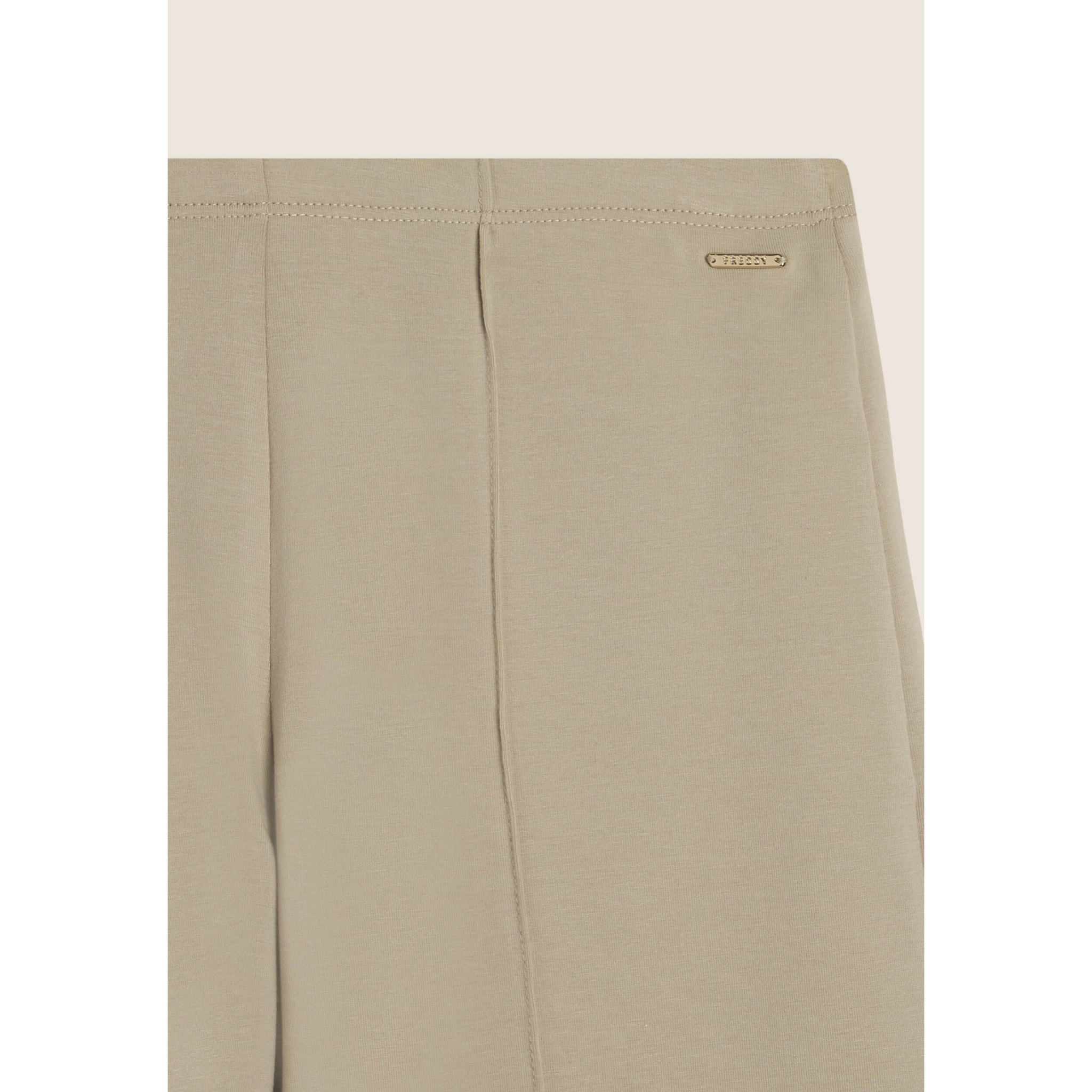 Pantaloni slim con gamba ampia e dettaglio piping