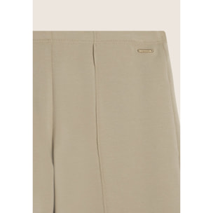 Pantaloni slim con gamba ampia e dettaglio piping