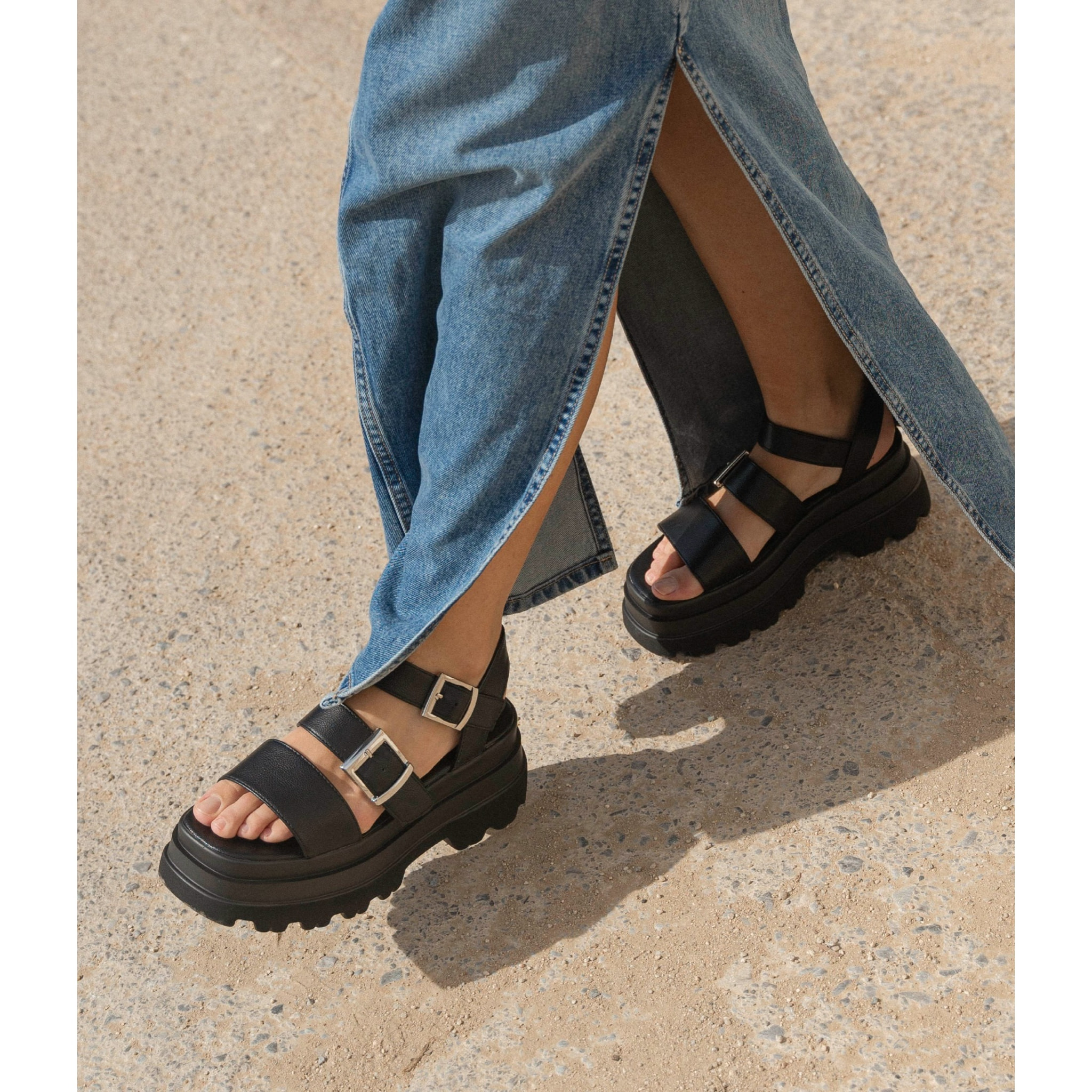 Sandalias de plataforma negras con dos hebillas