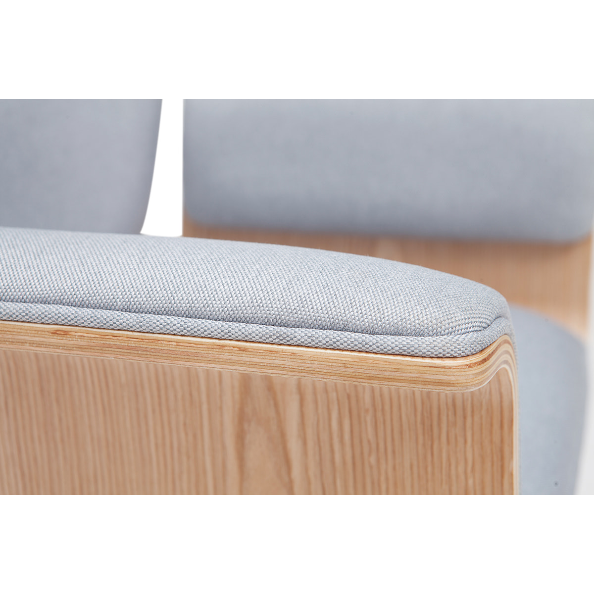 Fauteuil de bureau à roulettes design en tissu gris clair, bois clair et acier chromé ELON