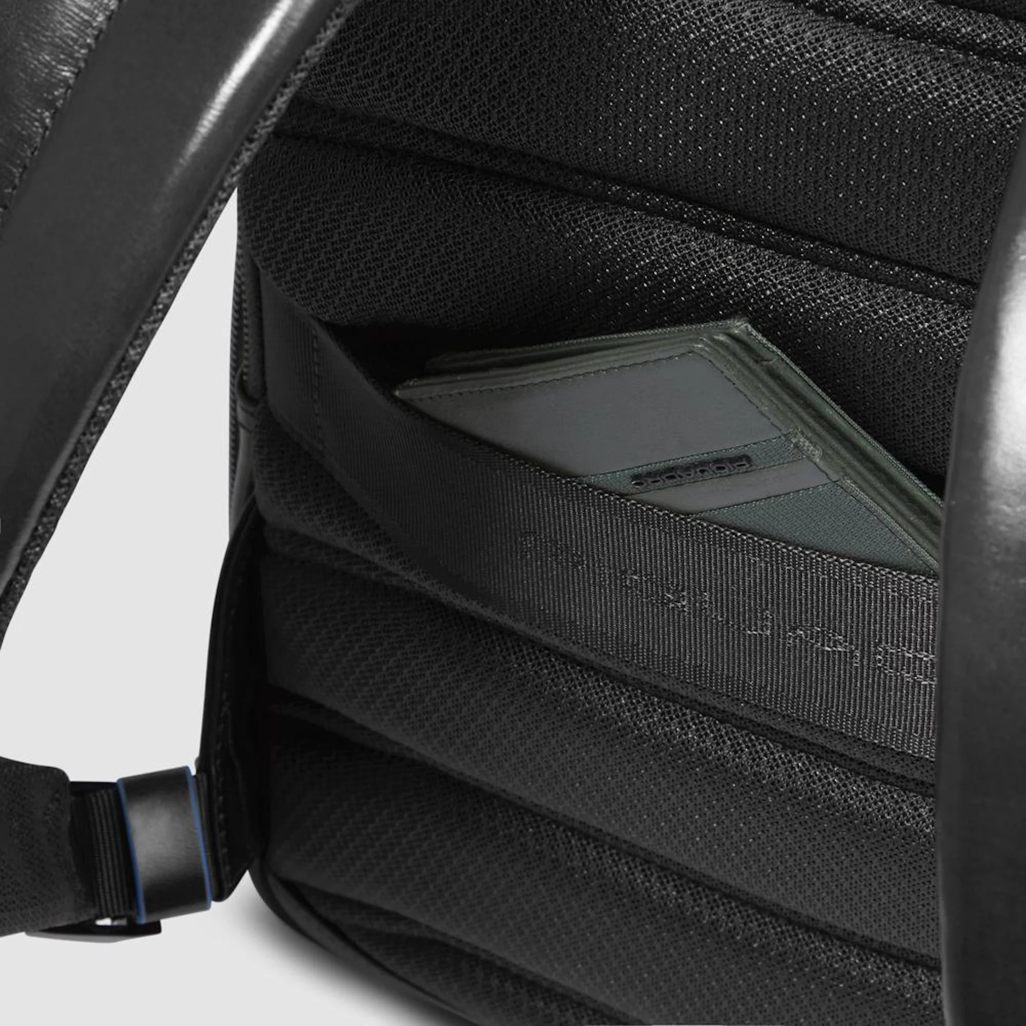 Piquadro Zaino personalizzabile porta pc e iPad® con protezioni antiurto e RFID e tasca per AirPods®