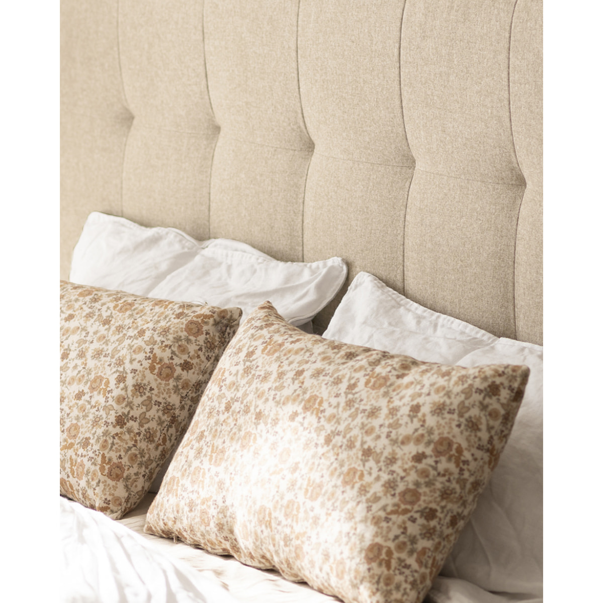 Tête de lit rembourrée en polyester avec plis en beige de différentes tailles