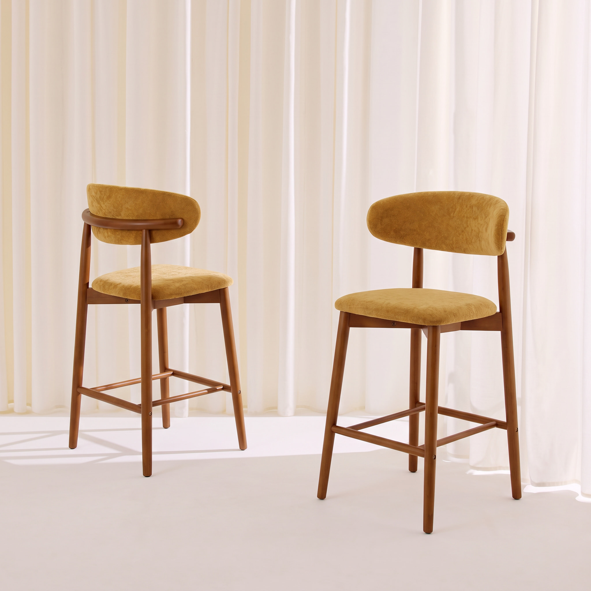 Tabouret de bar bois d'hévéa noyer et tissu chenille (lot de 2)  PAOLA