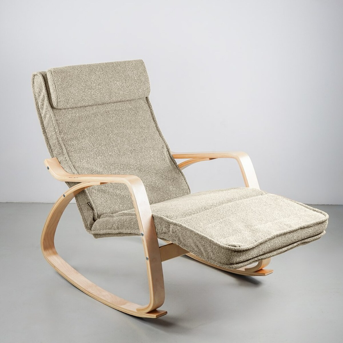 Sedia a dondolo con poggiapiedi e braccioli bouclè beige - Amor