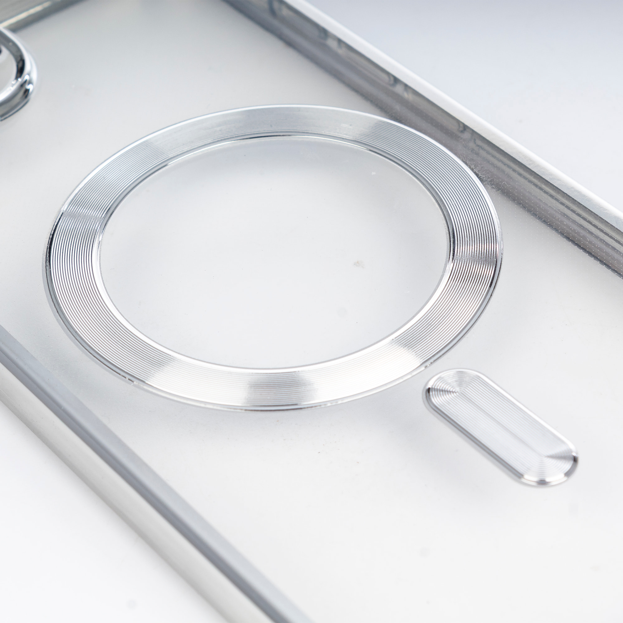 Carcasa transparente con cámara cubierta, bordes plateados, antichoque y antihuellas. Magsafe para iPhone 16e.