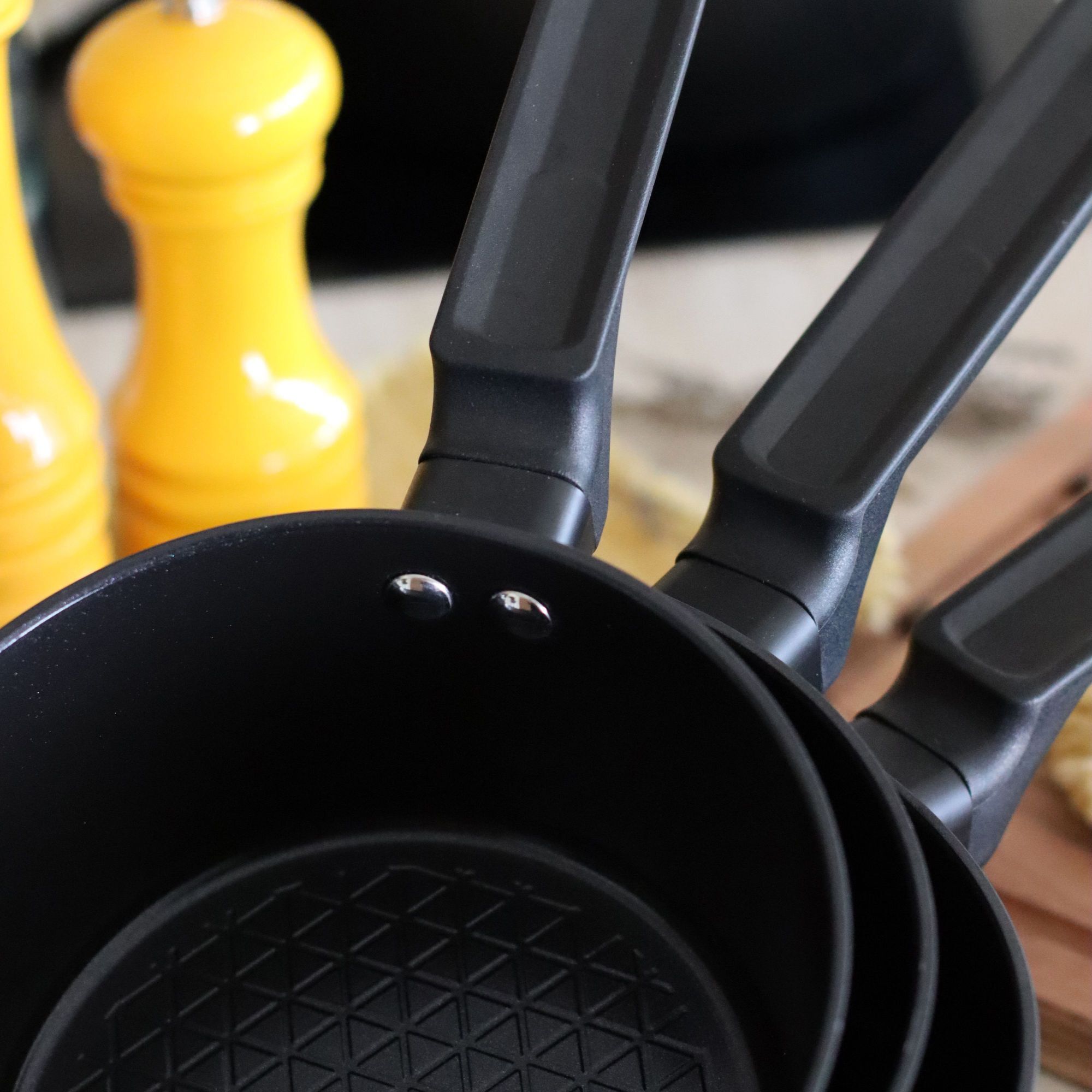 Casserole antiadhésive en aluminium noir 20cm - tous feux FIRST