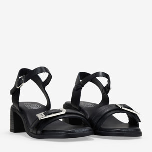 Sandalias de tacón negras con hebilla metálica