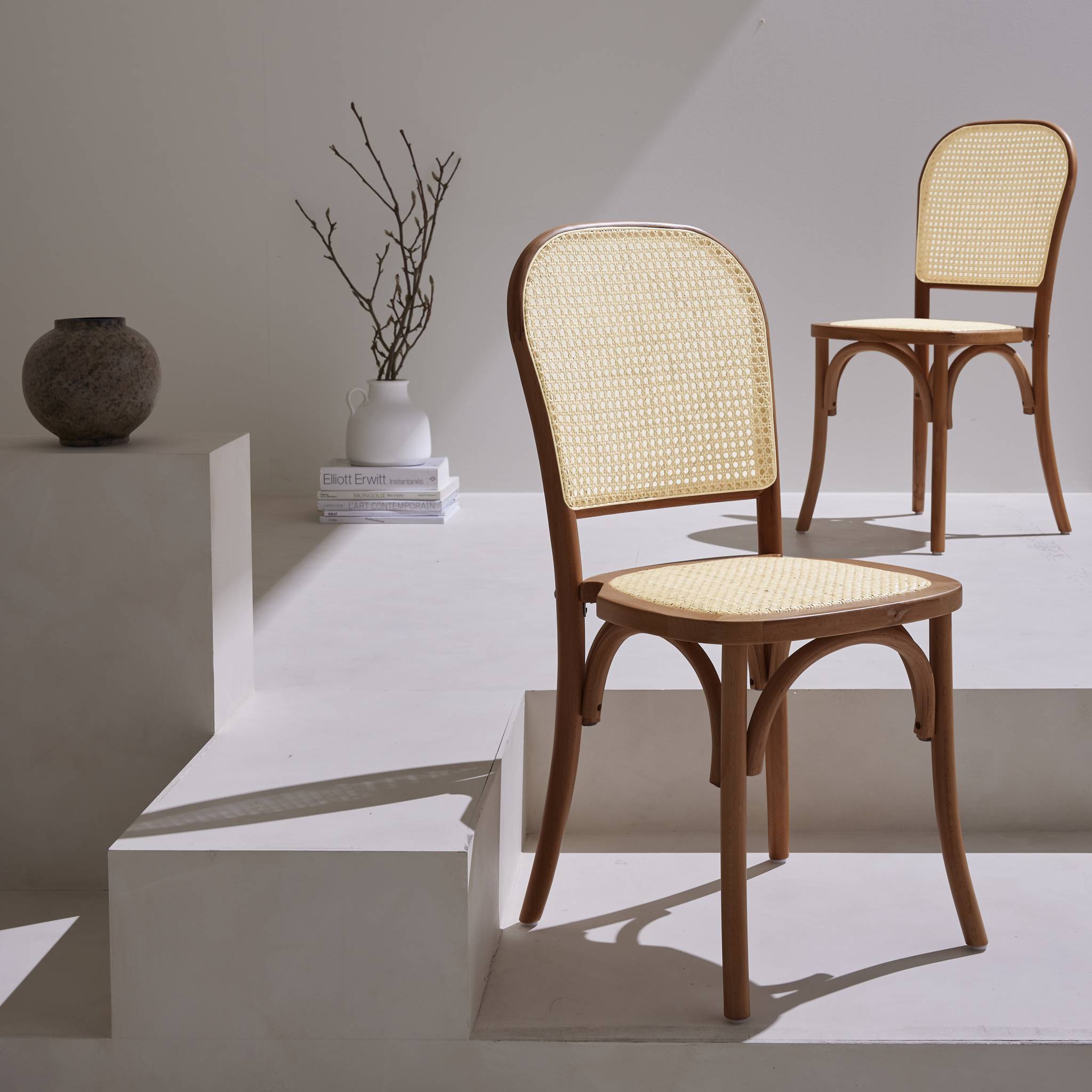 Lot de deux chaises vintage en bois marron vieilli avec assise et dossier en rotin