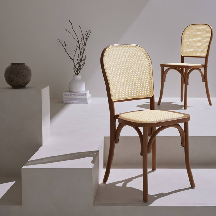 Lot de deux chaises vintage en bois marron vieilli avec assise et dossier en rotin