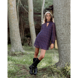 Vestido corto con cuello alto y manga larga