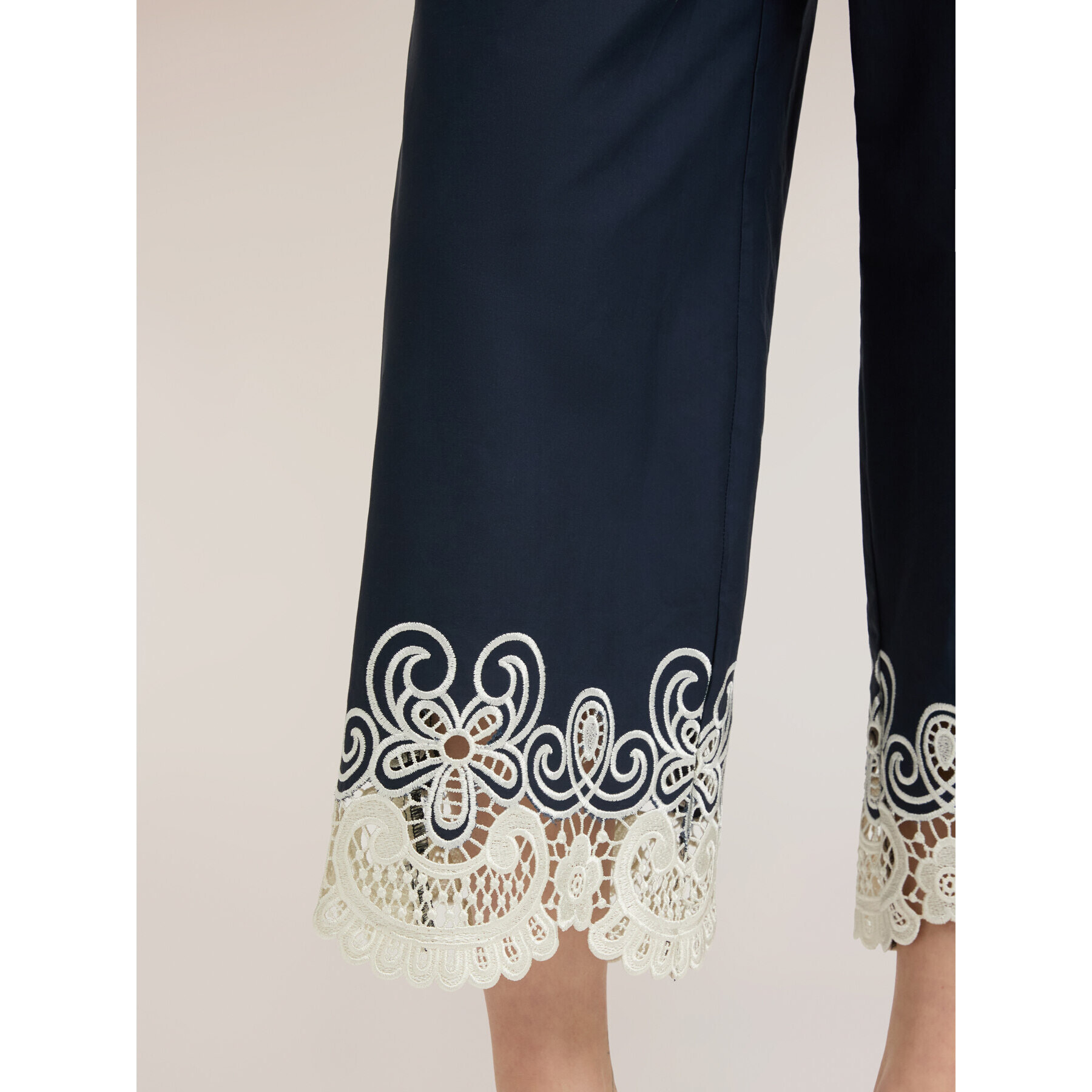 Motivi - Pantaloni cropped in popeline con pizzo - Blu