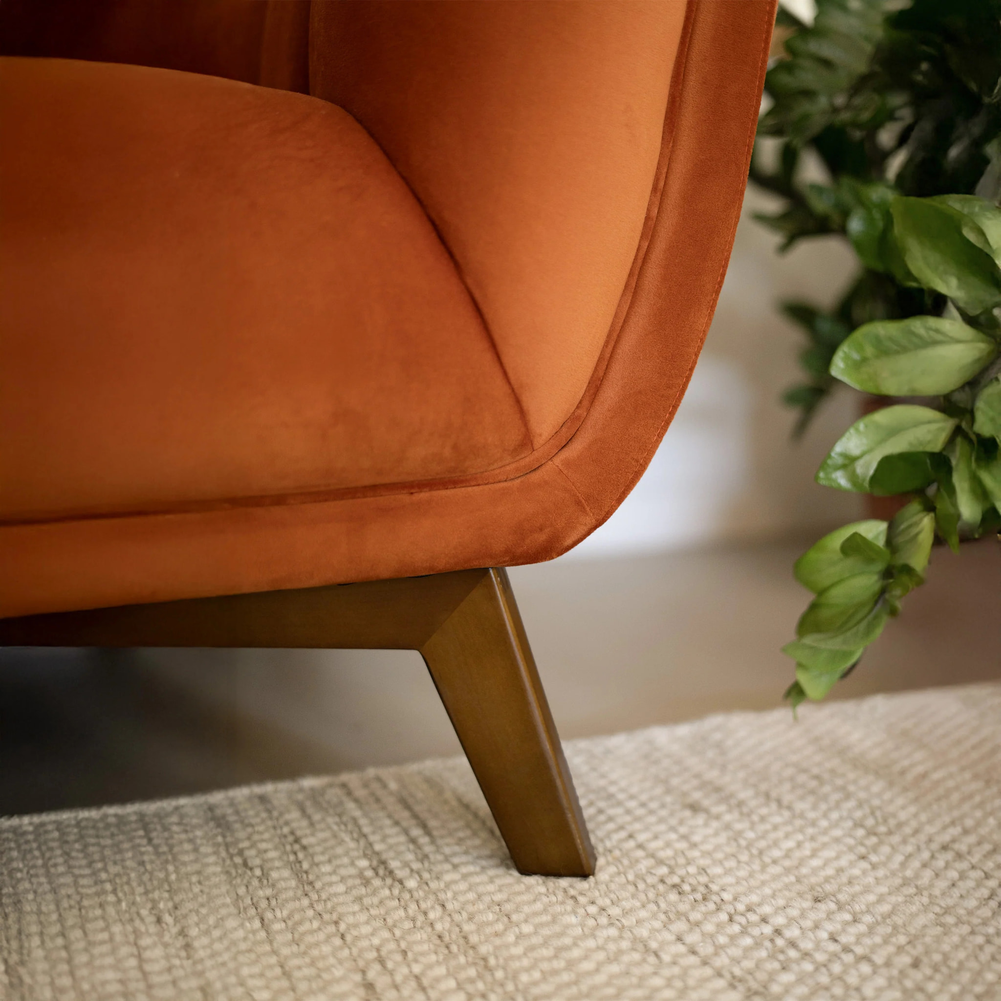 Fauteuil en velours orange curcuma - Mona