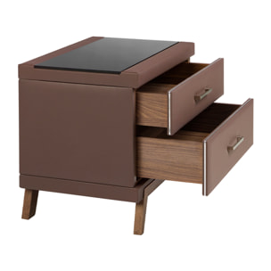 Mesita de noche Angel Cerdá con estructura de madera chapada en nogal natural tapizada en polipiel marrón chocolate y patas de madera chapada en nogal natural tapa de cristal templado tintado en negro 60x46x56cm