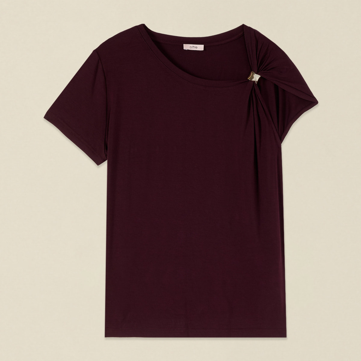 Oltre - T-shirt monospalla con accessorio metallico - Bordeaux