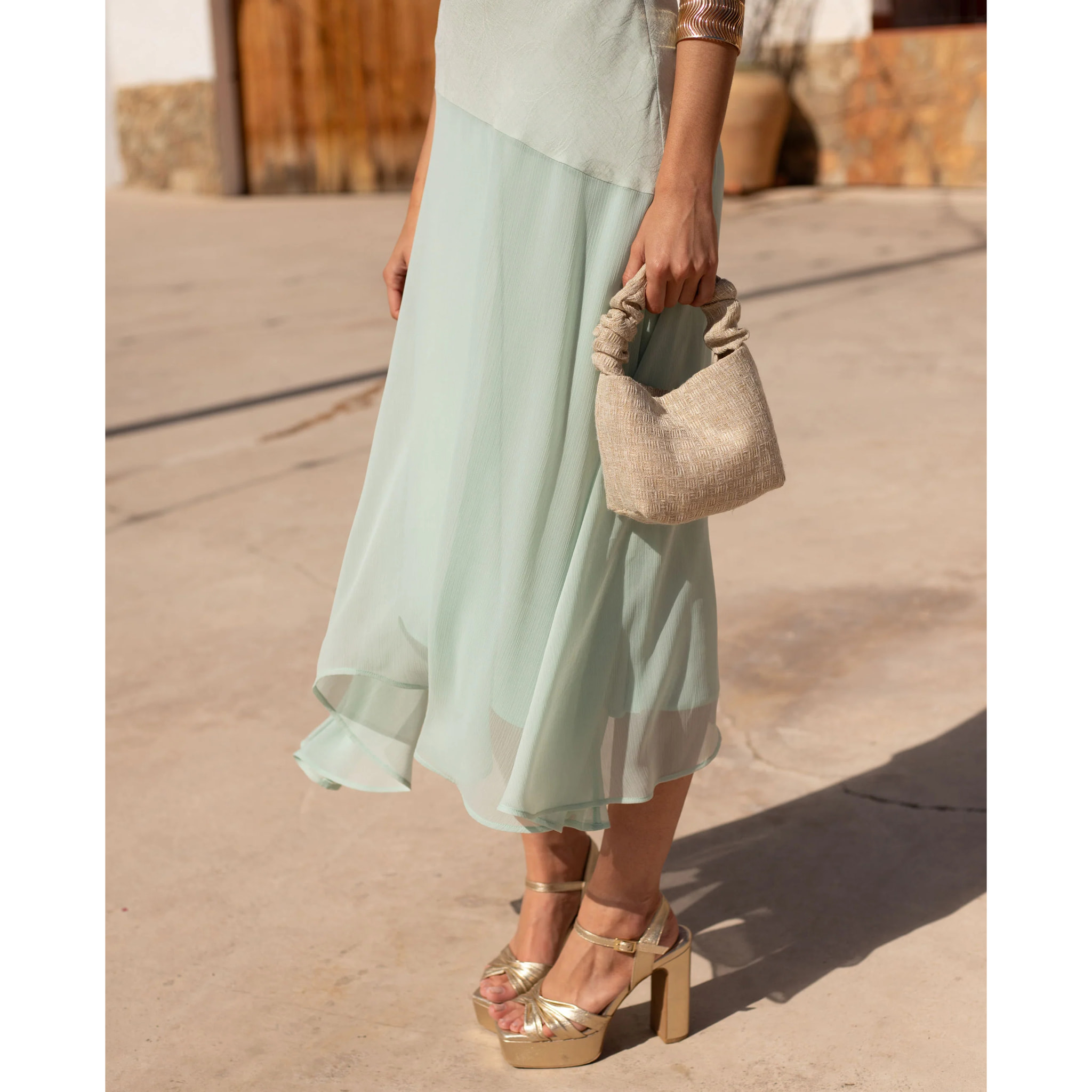 Vestido midi asimétrico con cuello halter