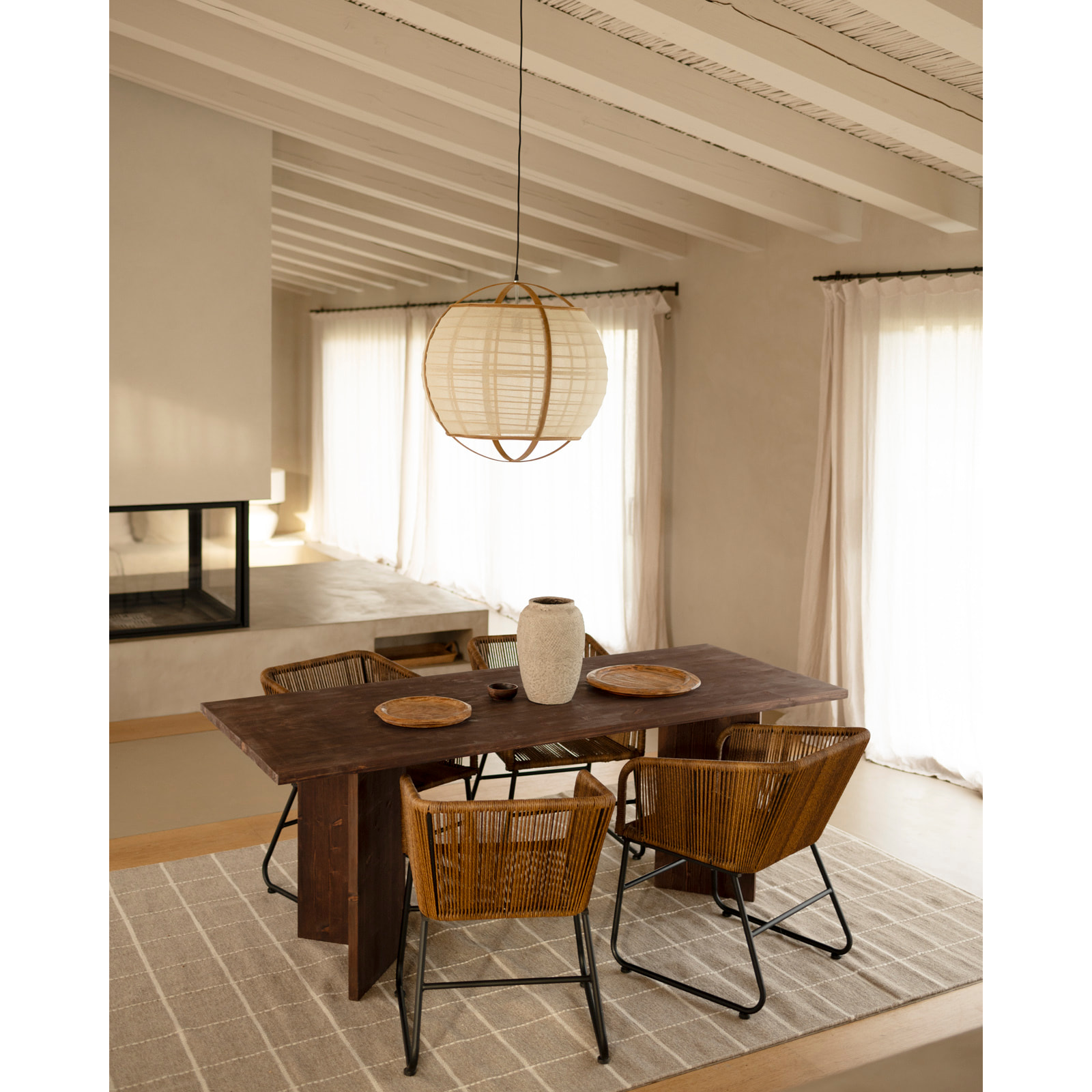 Mesa de comedor de madera maciza en tono nogal de varias medidas