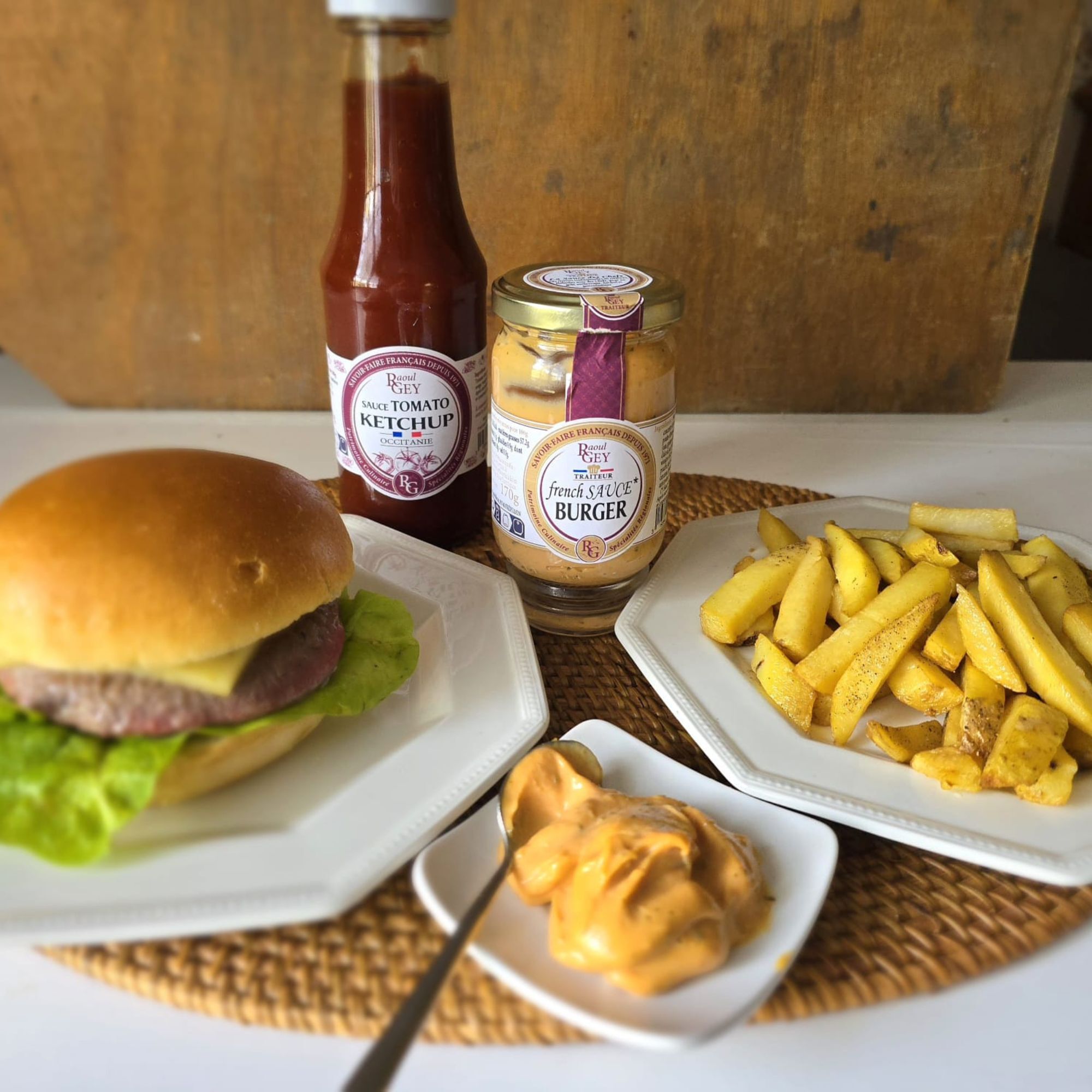 Colis Burger Gourmand : 4 Pains Briochés (1x250g), 4 Steaks Hachés (2x240g), Frites 600g, Sauce Burger & Ketchup - 1.69 kg - France