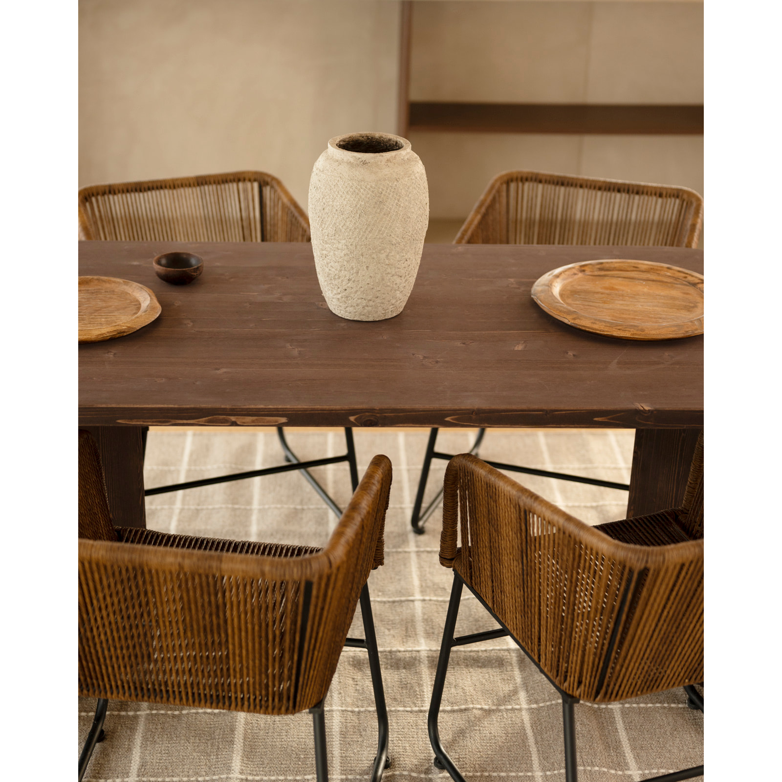 Table à manger en bois massif ton noyer en différentes tailles