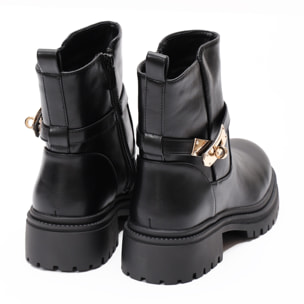 Stivaletti in simil pelle con fibbia dorata