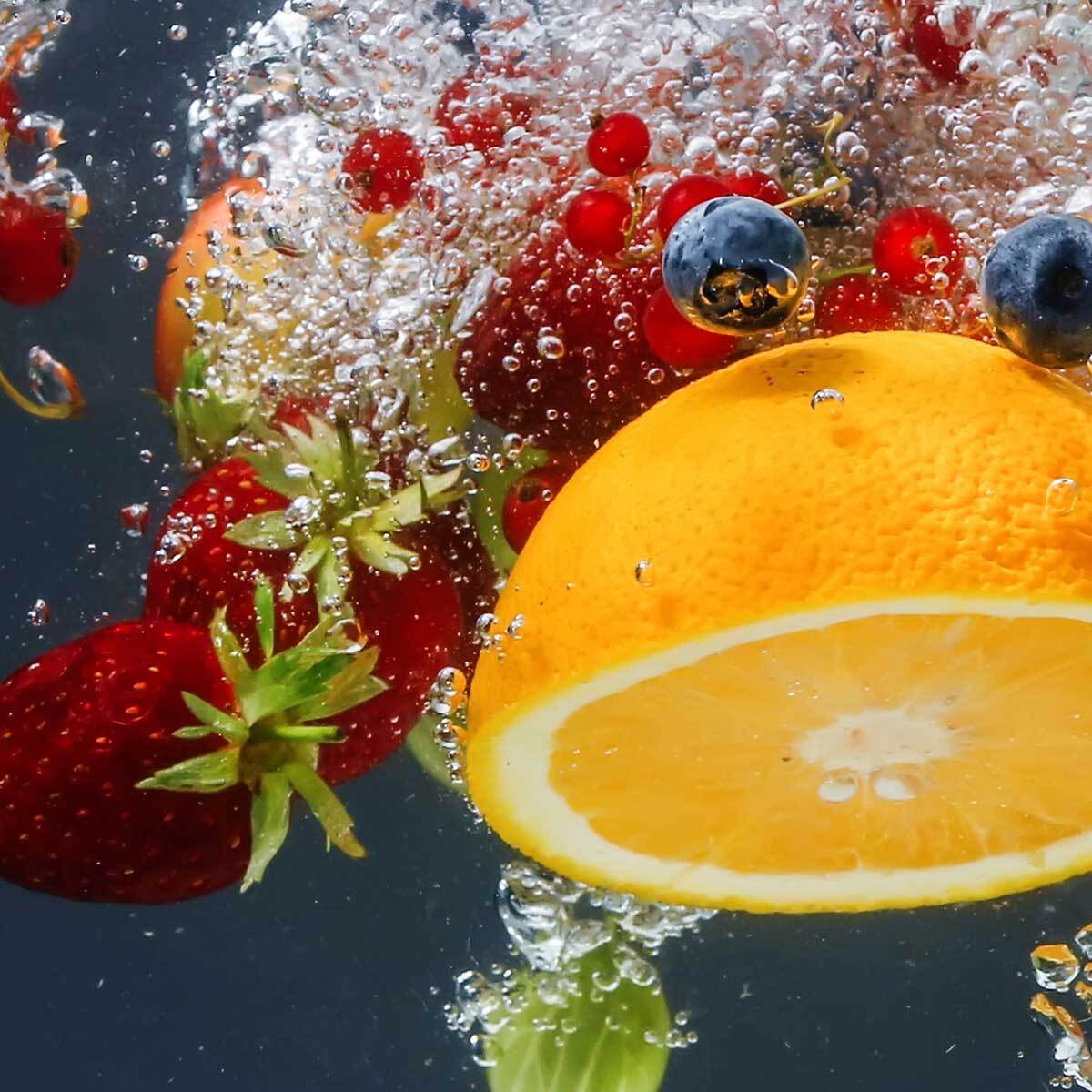 Affiche encadrée fruits dans l’eau Affiche + cadre en métal - Noir