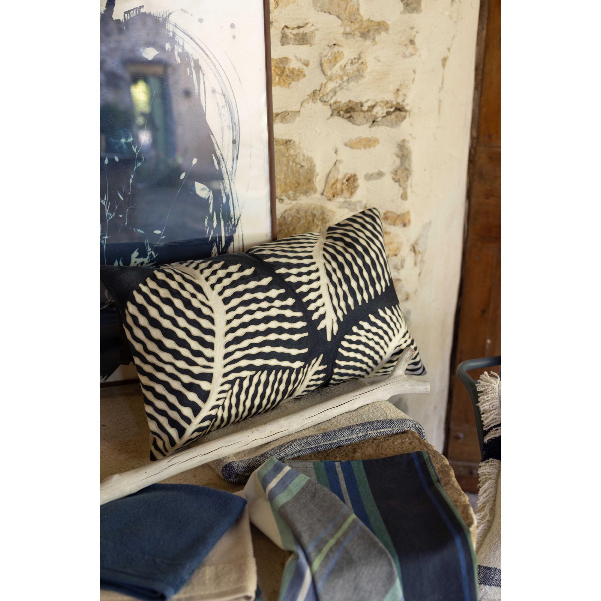 Coussin brodé Flora