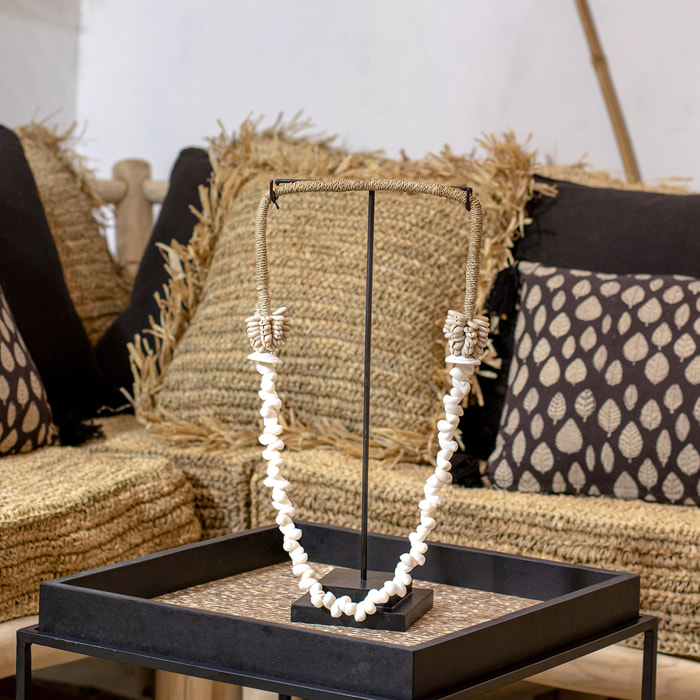 Collier en coquillages avec socle en métal  DAO