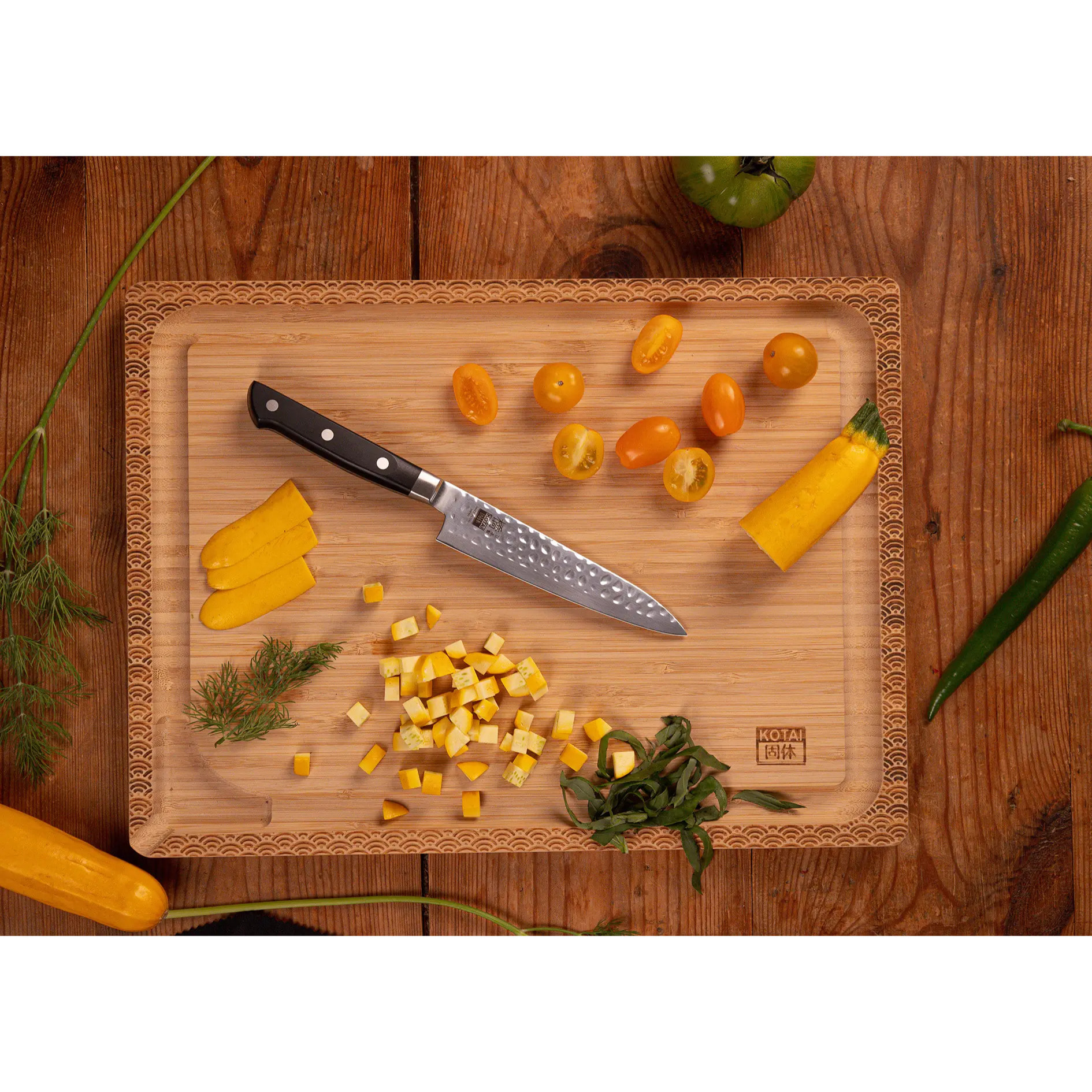 Le Set Hashi Tsuchime Deluxe 10 Pièces Complet : 5 couteaux (office + petty + nakiri + santoku + gyuto) + porte-couteau magnétique en bambou + planche à découper en bambou + set d'aiguisage à grain 180/800 + acier à aiguiser + fourchette à découper