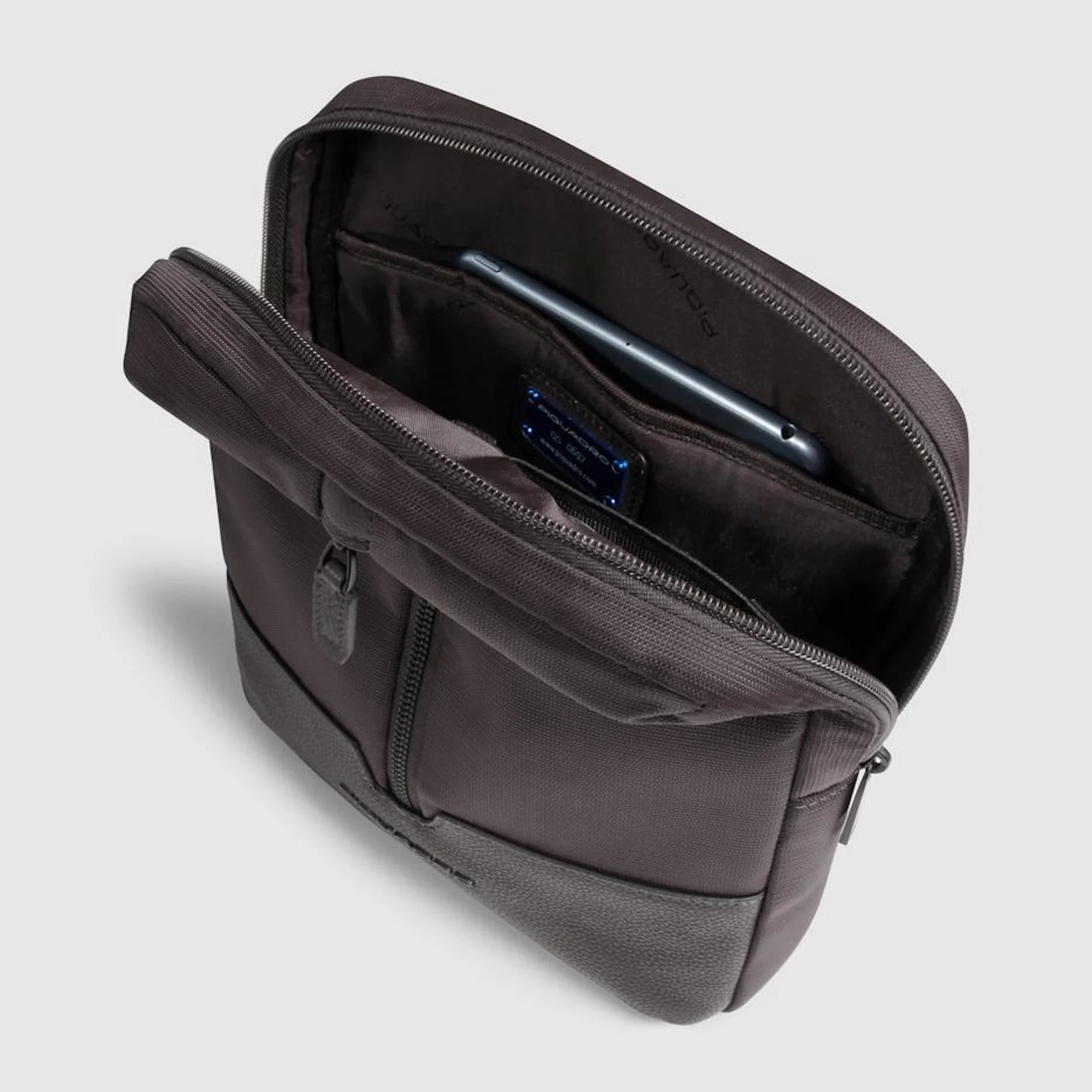 Piquadro Borsello porta iPad® in tessuto riciclato e pelle con protezione RFID