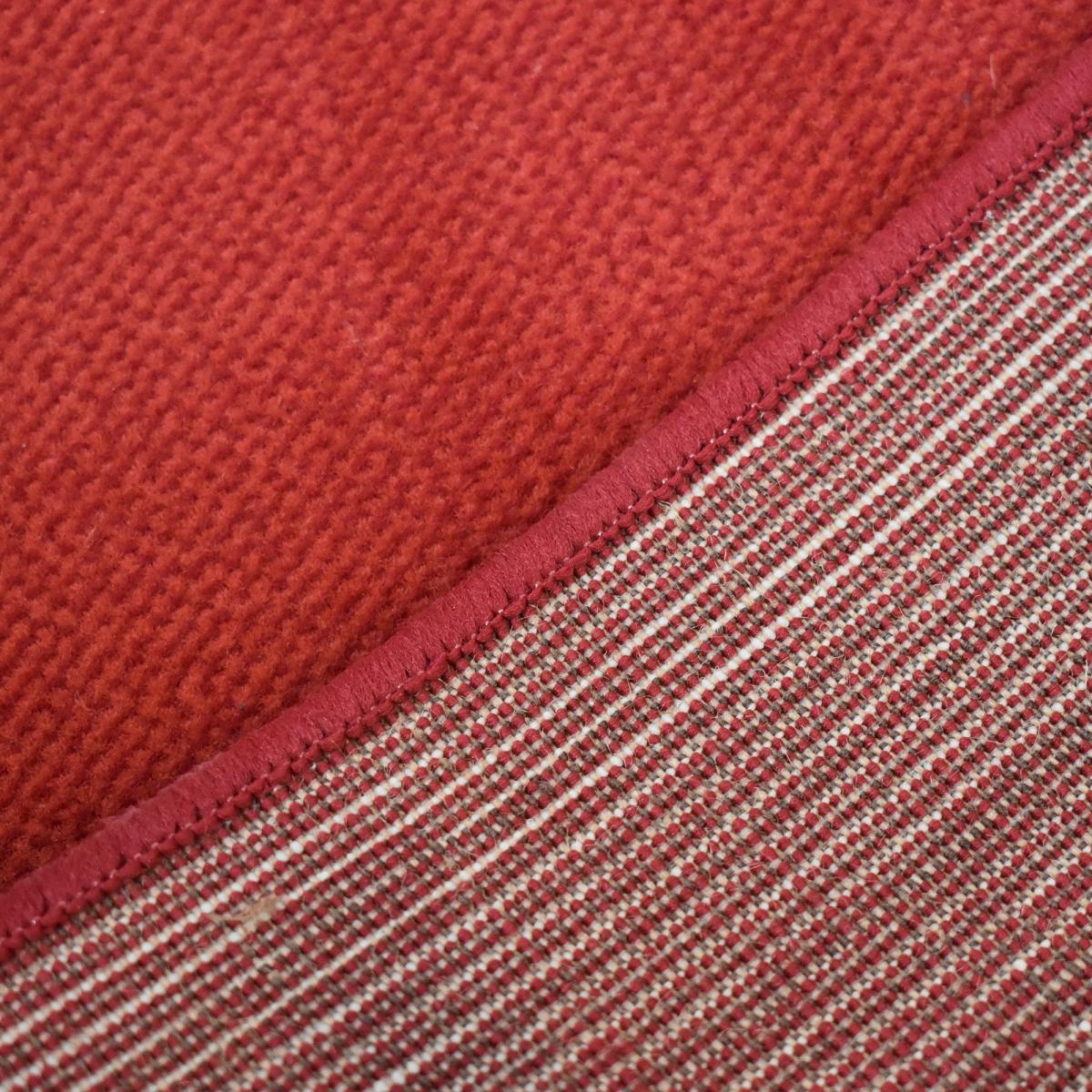 Tapis Ceje motif géométrique dans les teintes rouges