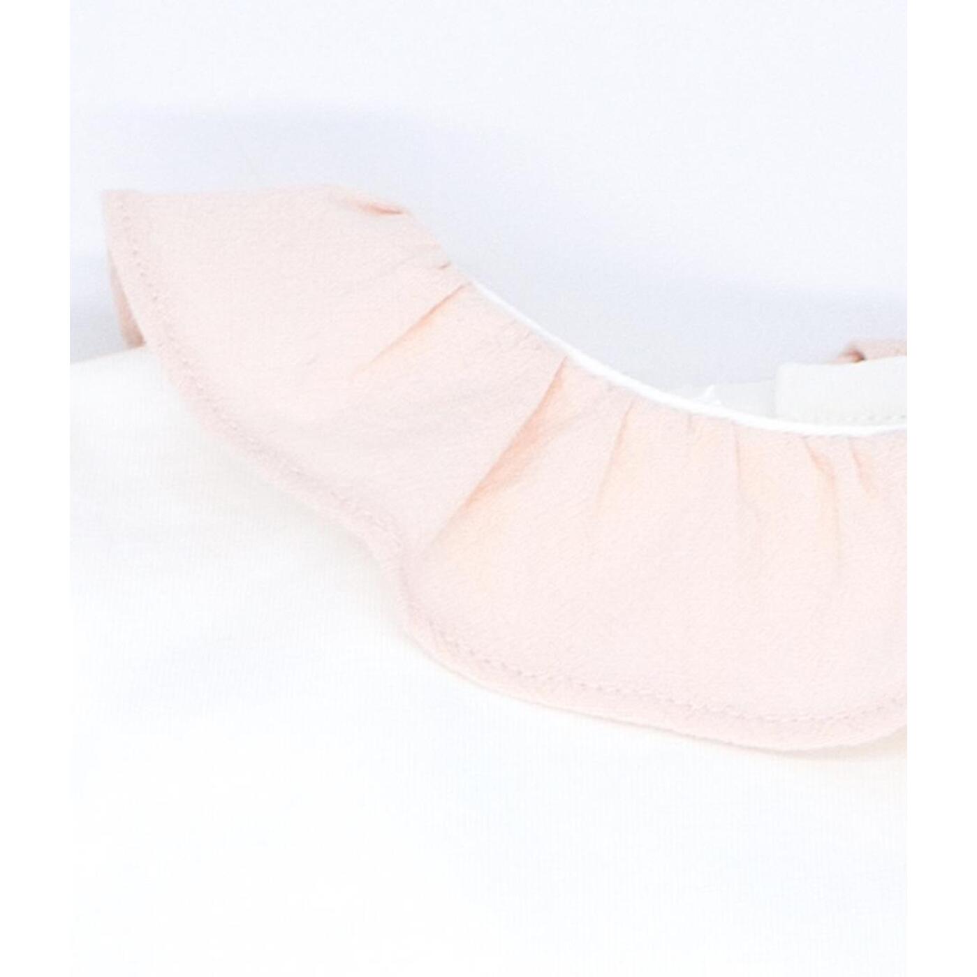 Camiseta body crudo con volante en el cuello rosa.