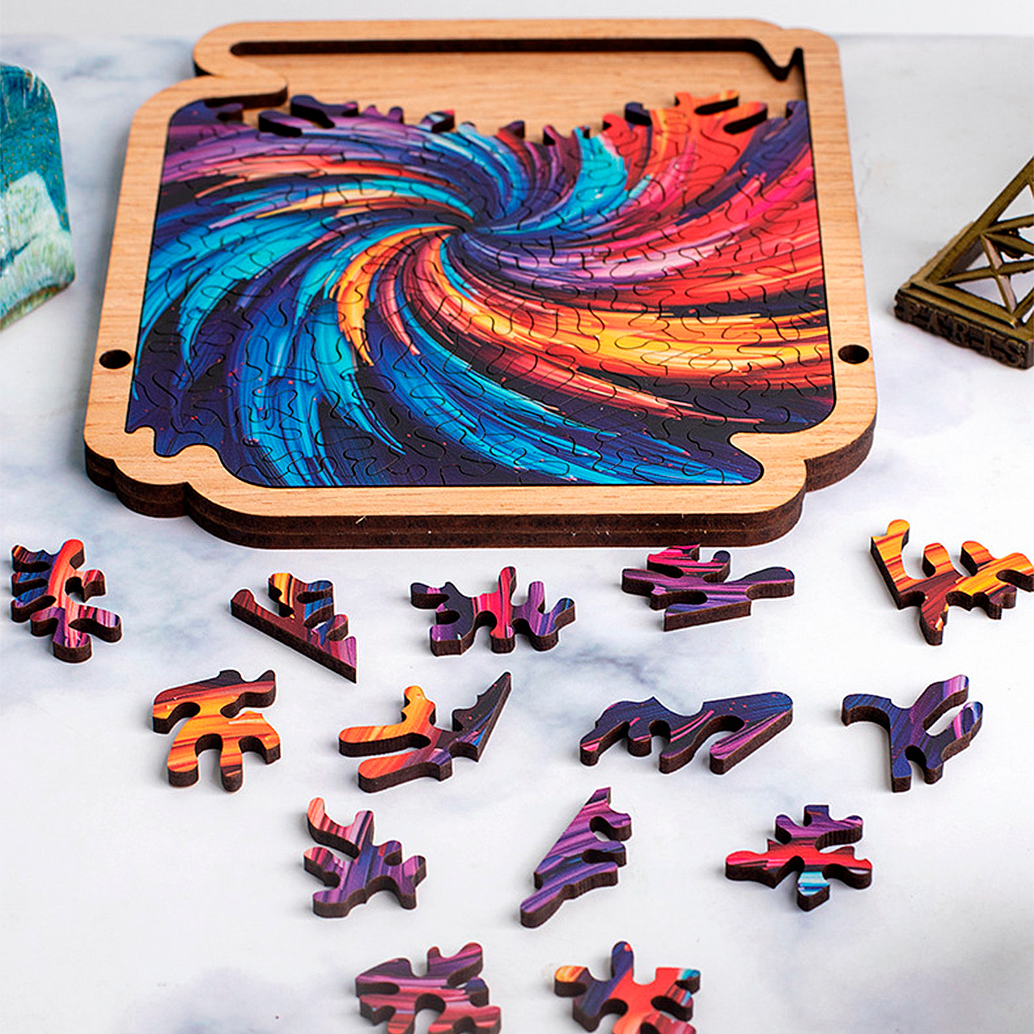 Puzle y marco de madera con 77 piezas. Diseño Tornado colorido.