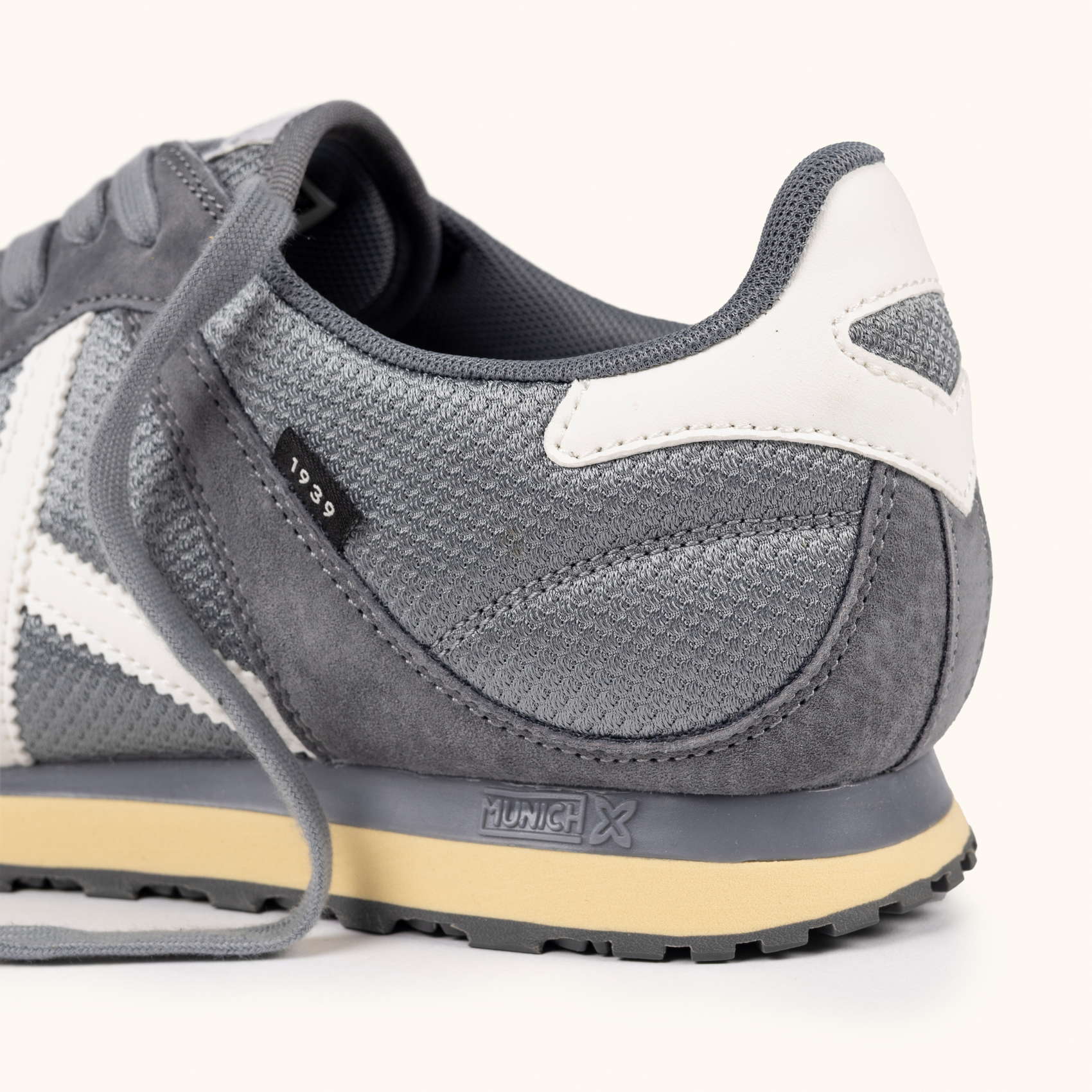 Zapatillas Retro Running Blanco y Gris MUNICH MASSANA MAN 602